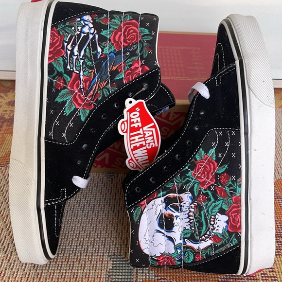 Vans WMNS Sk8-Hi
Rose Skulls Black/True White 
VN0007P6BT
Sneakers - Picture 11 of 16